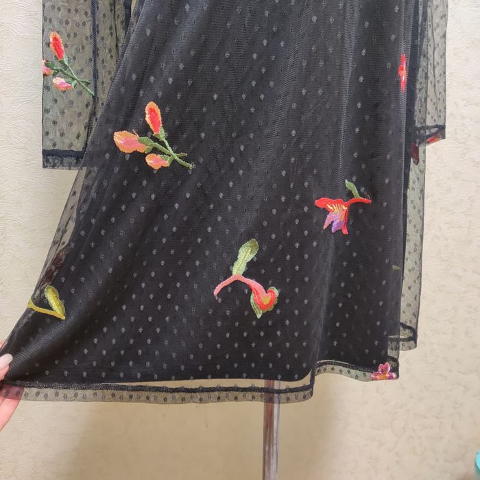 Красива сукня з вишитими квітами