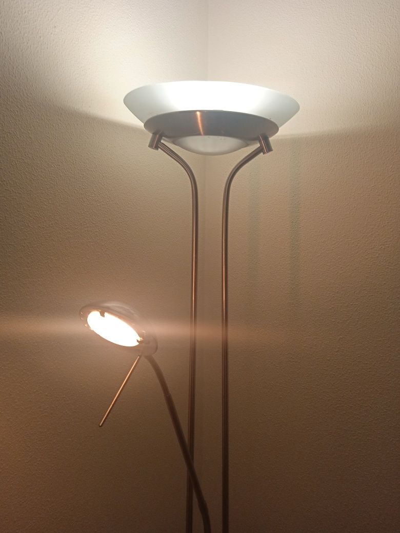 Candeeiro de pé com duas luzes