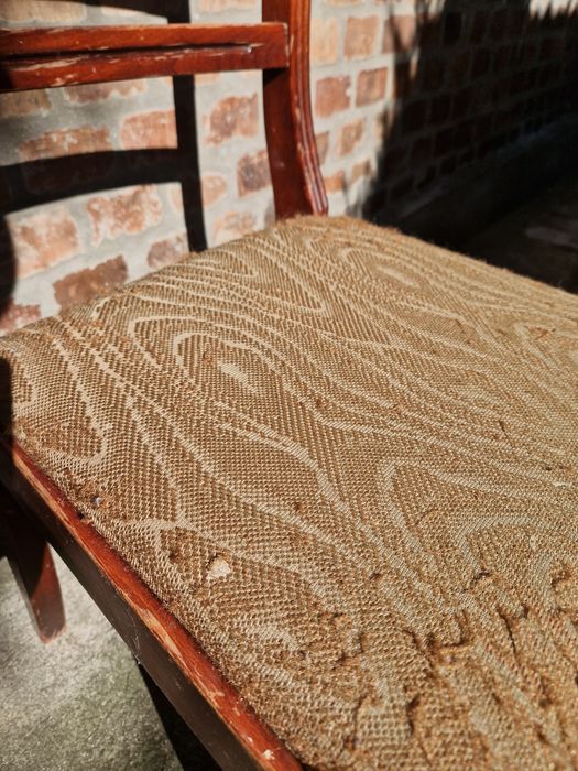 Krzesło PRL rzeźbione drewniane do odrestaurowania