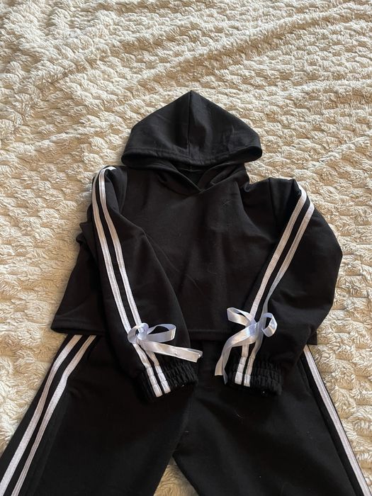 Продам  спортивные костюмы на рост примерно 130