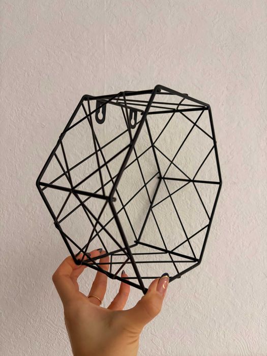 Metalowa półka ścienna w geometrycznym stylu