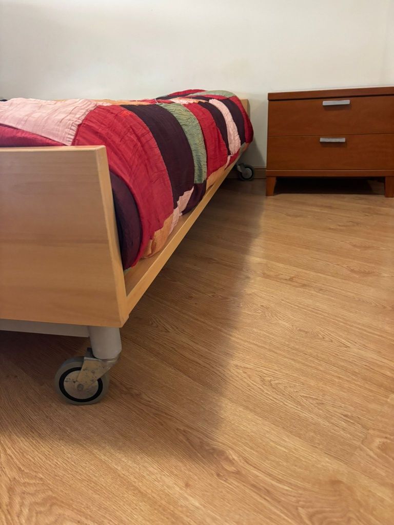 2 camas de corpo e meio + 2 mesas cabeceira