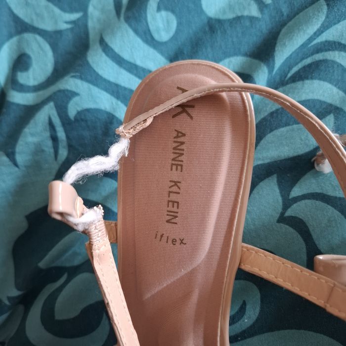 Nowe lakierowane cieliste beżowe szpilki Anne Klein