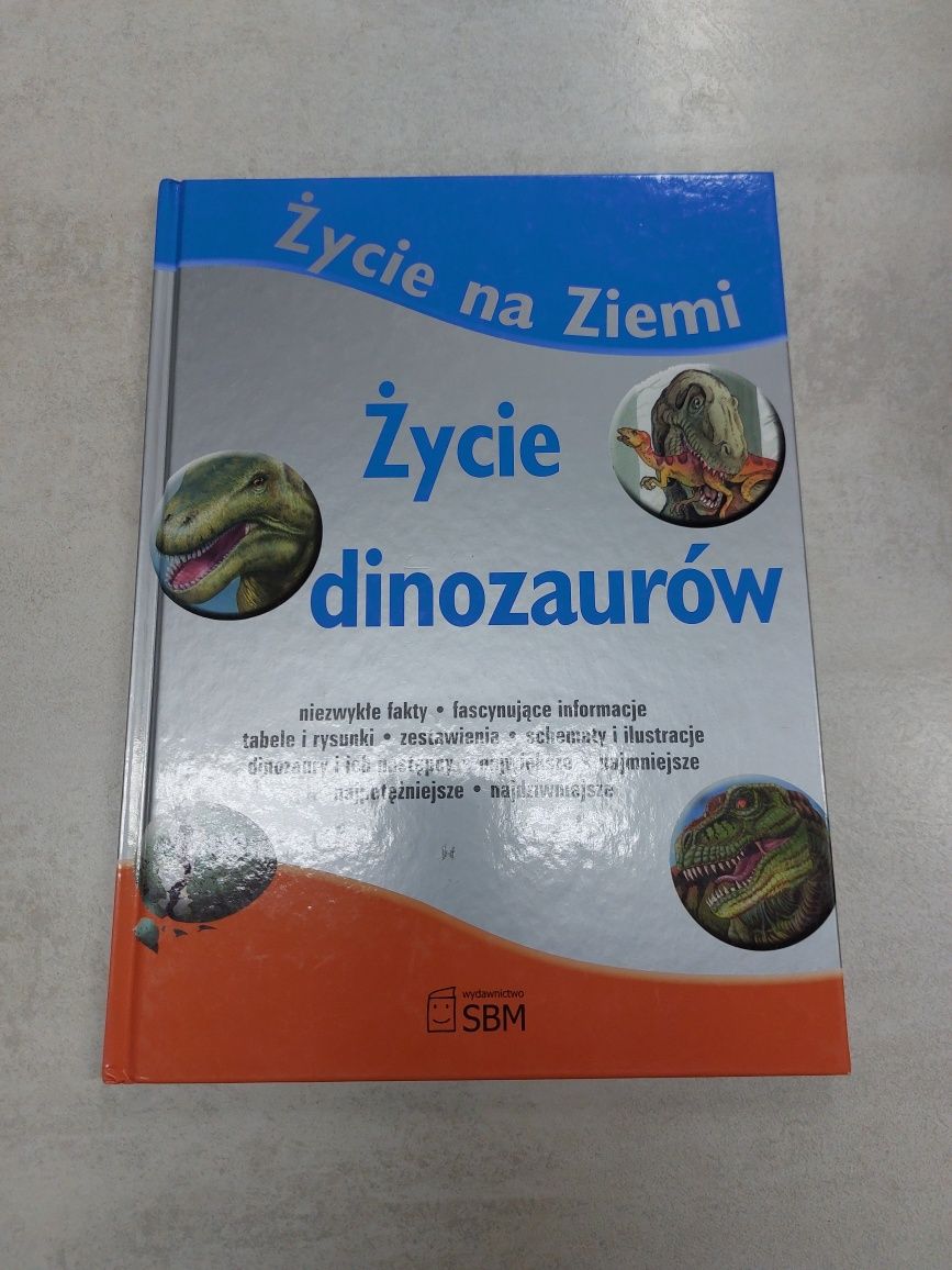 Życie dinozaurów. Album życie na ziemi