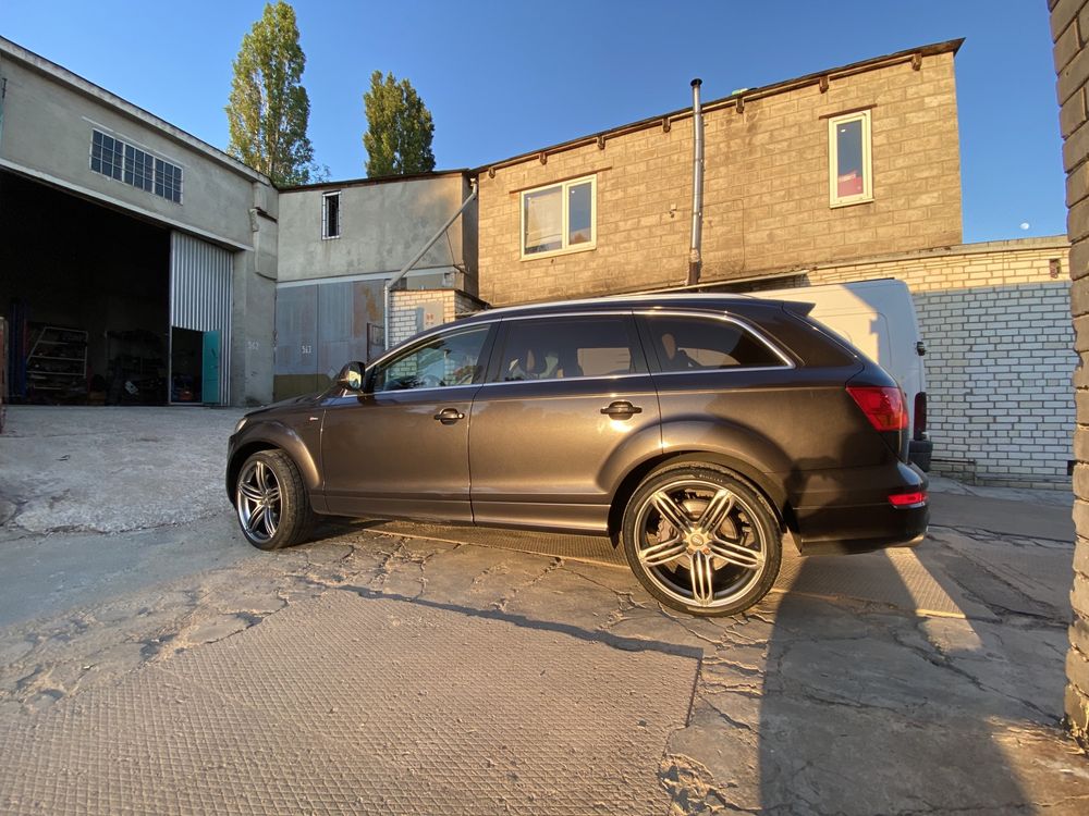 Audi Q7 S line v8