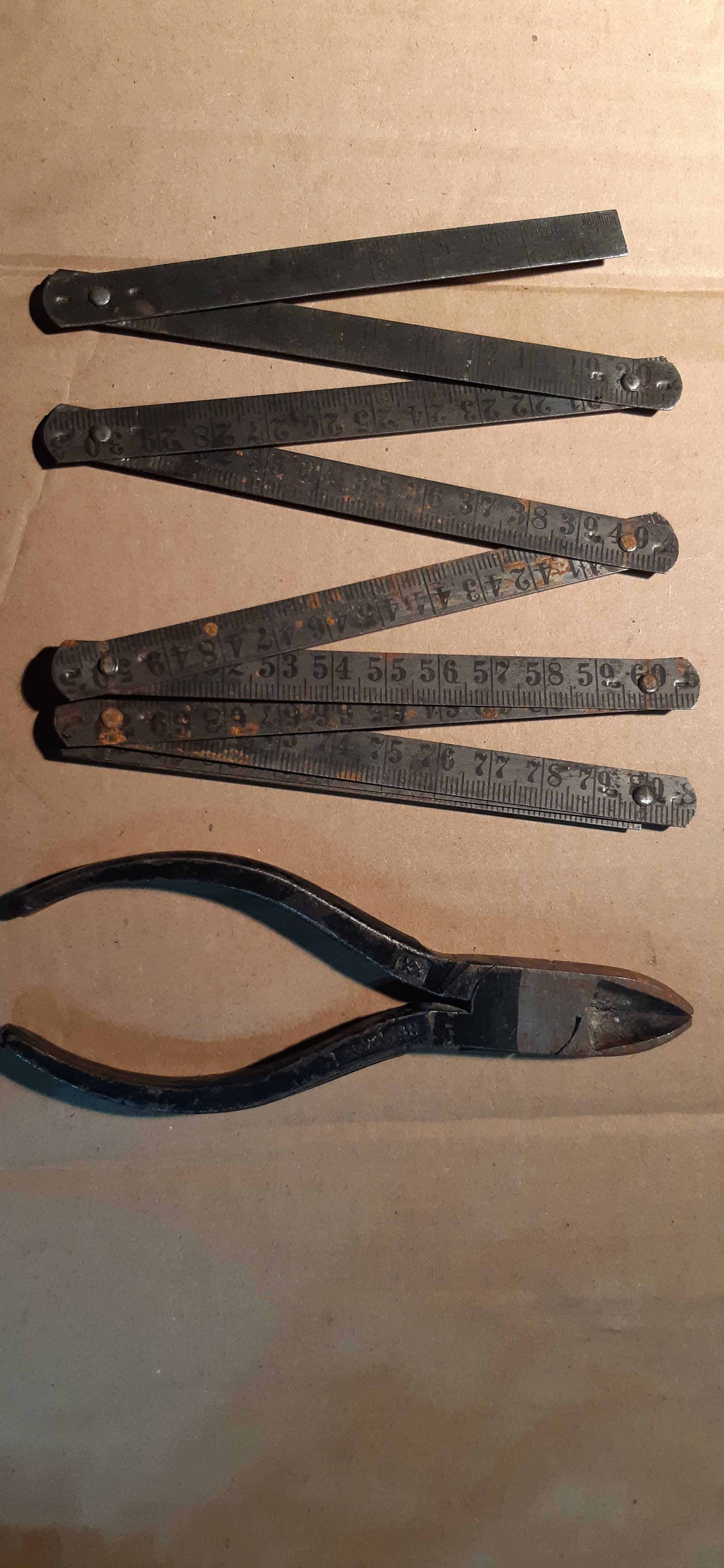 stare narzędzia, metalowy metr i kleszcze