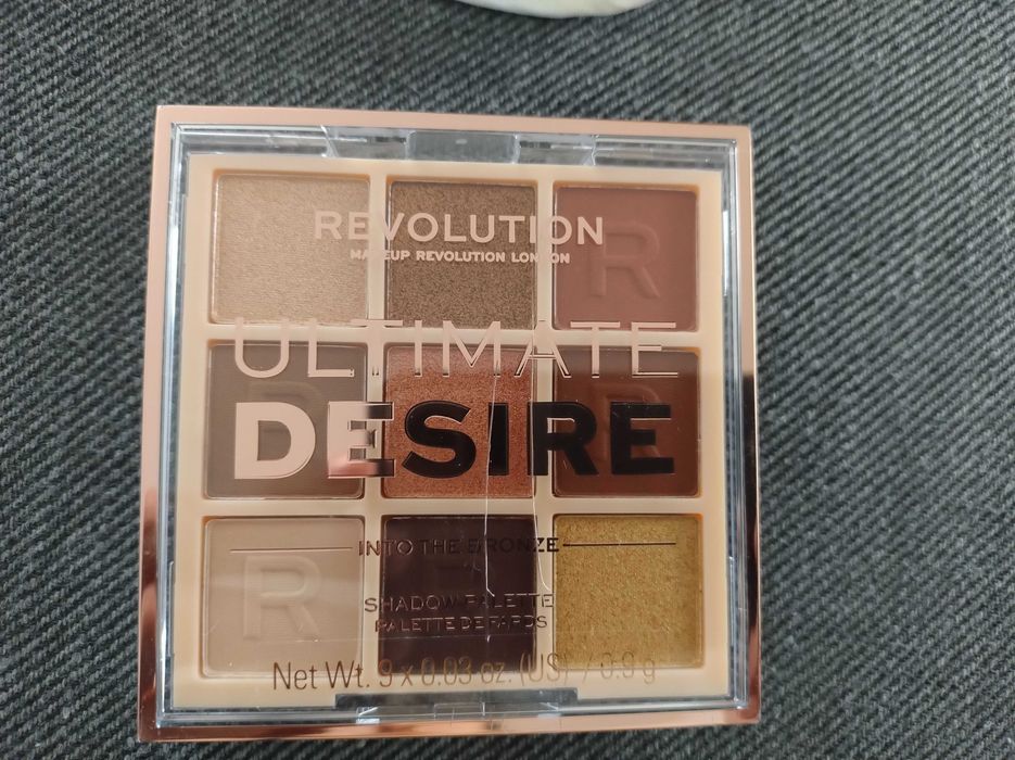 Cienie do powiek Revolution Ultimate Desire  into the bronze