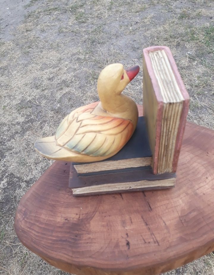 Drewniana kaczka podpórka do książek
