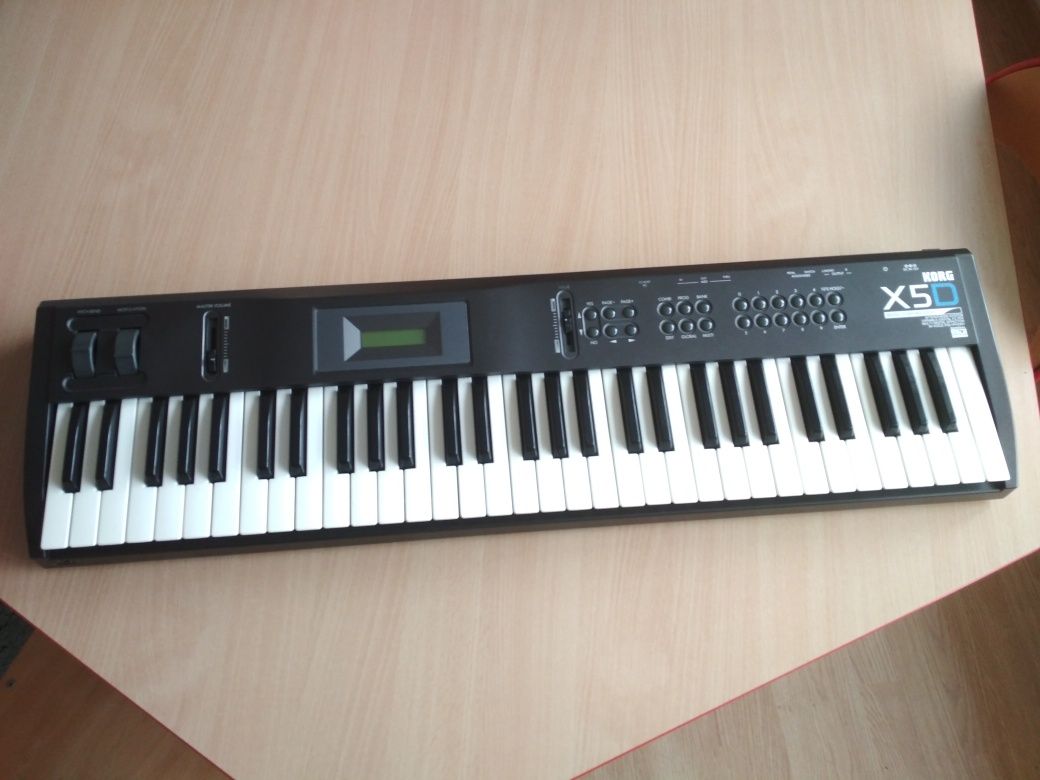 KORD X5 D  syntezator + twardy futerał