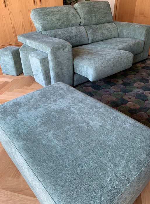 Sofá 2 lugares novo, com extensão para chaise longue e pufe adicional