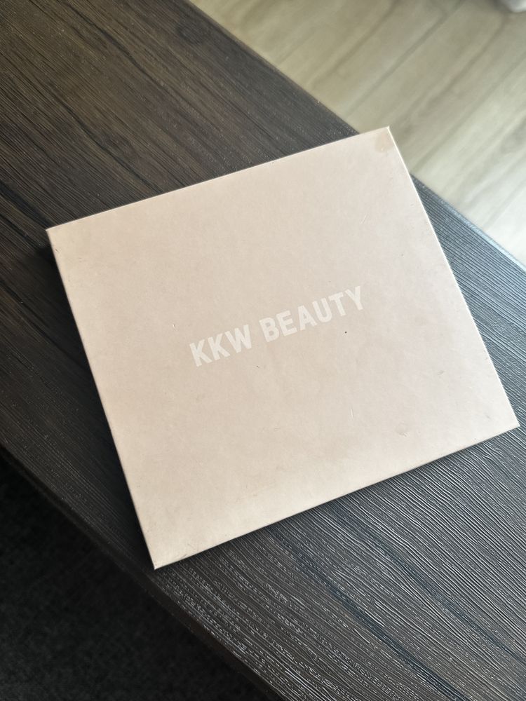 Палетки Bobbi Brown , Urban Decay, KKW Beauty, Karl lagerfeld