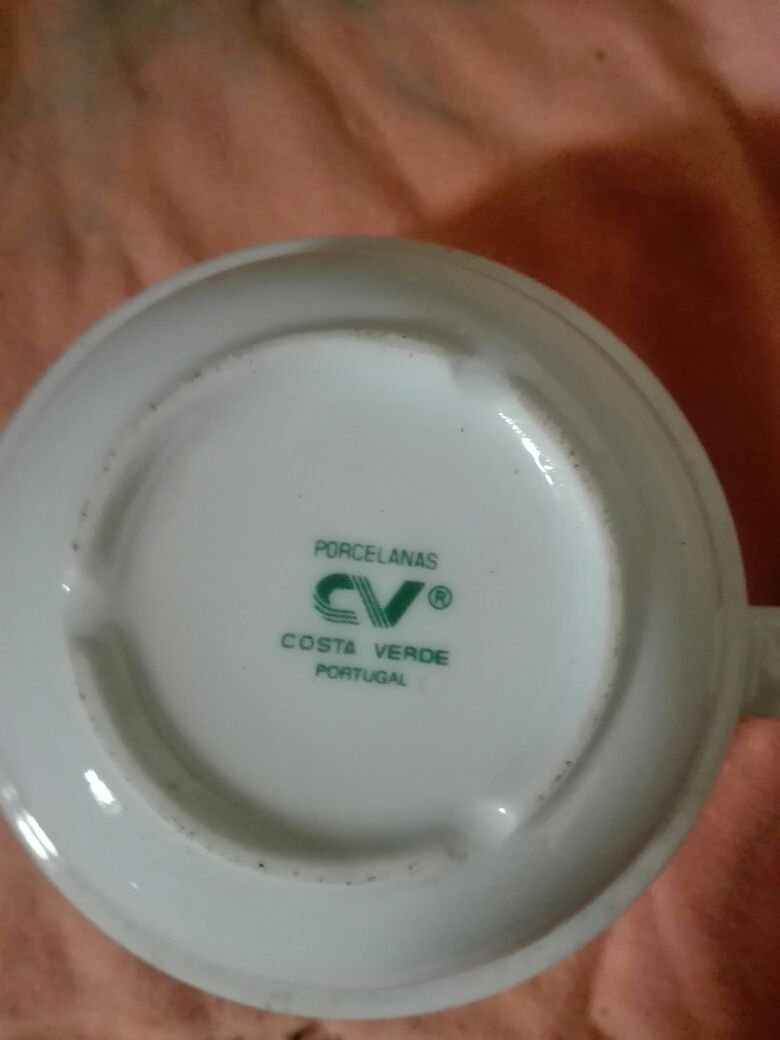 Chávenas .            .