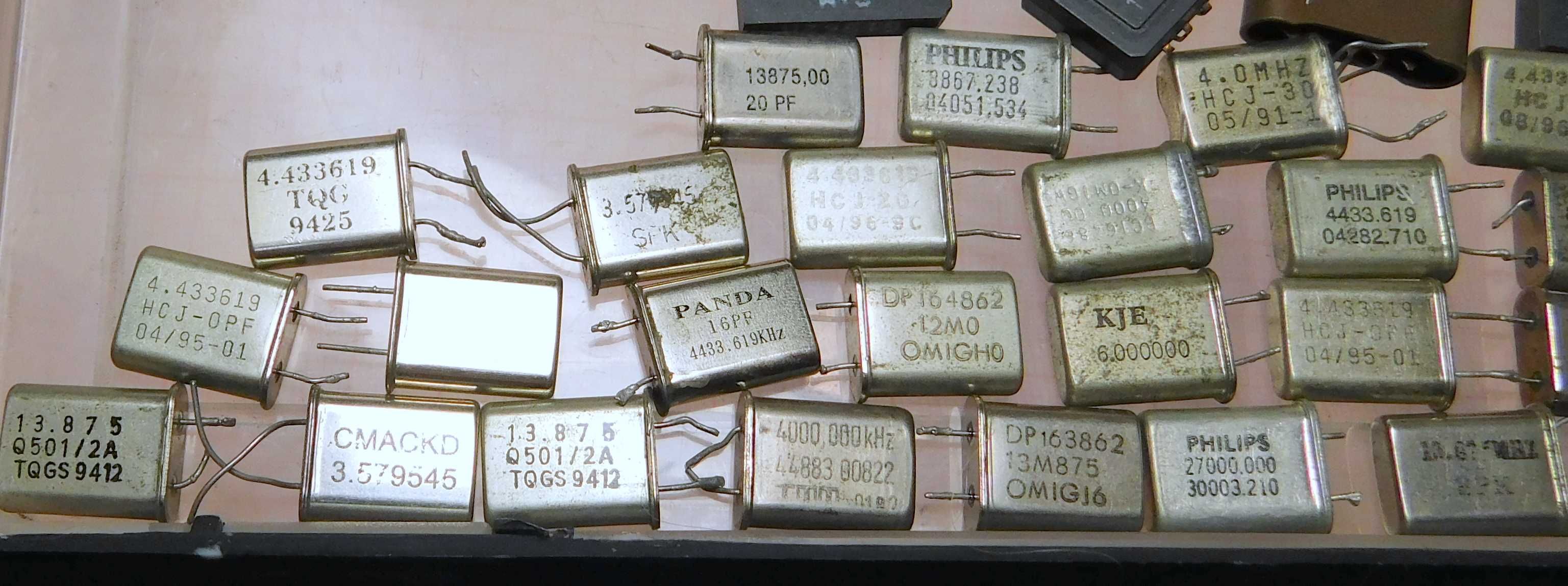Pudełko z częściami elektronicznymi rezonator kwarcowy itp. [R1p]2