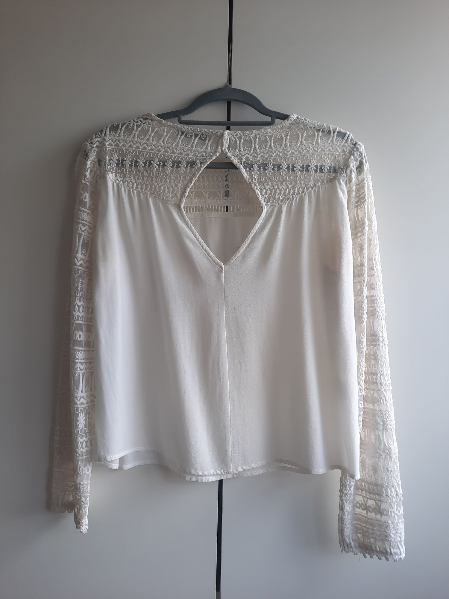 Blusa branca com mangas em renda da Mango