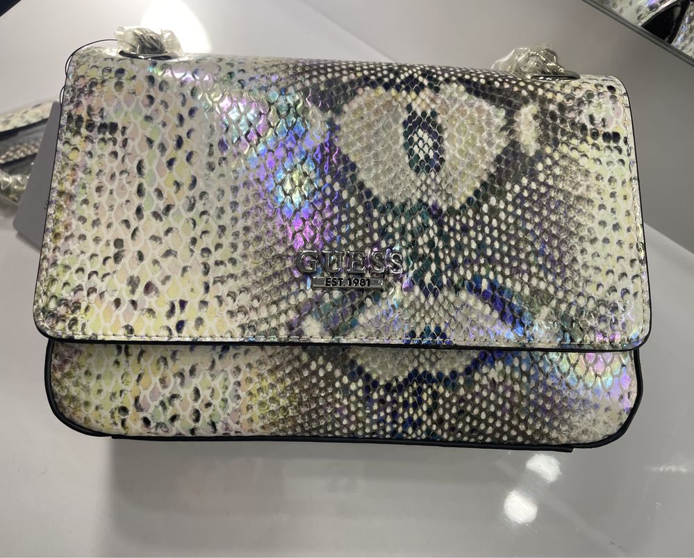 Guess iridescent snake crossbody клатч змеиный принт с переливом