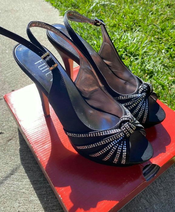 Sapatos de salto alto em cetim da marca Foreva