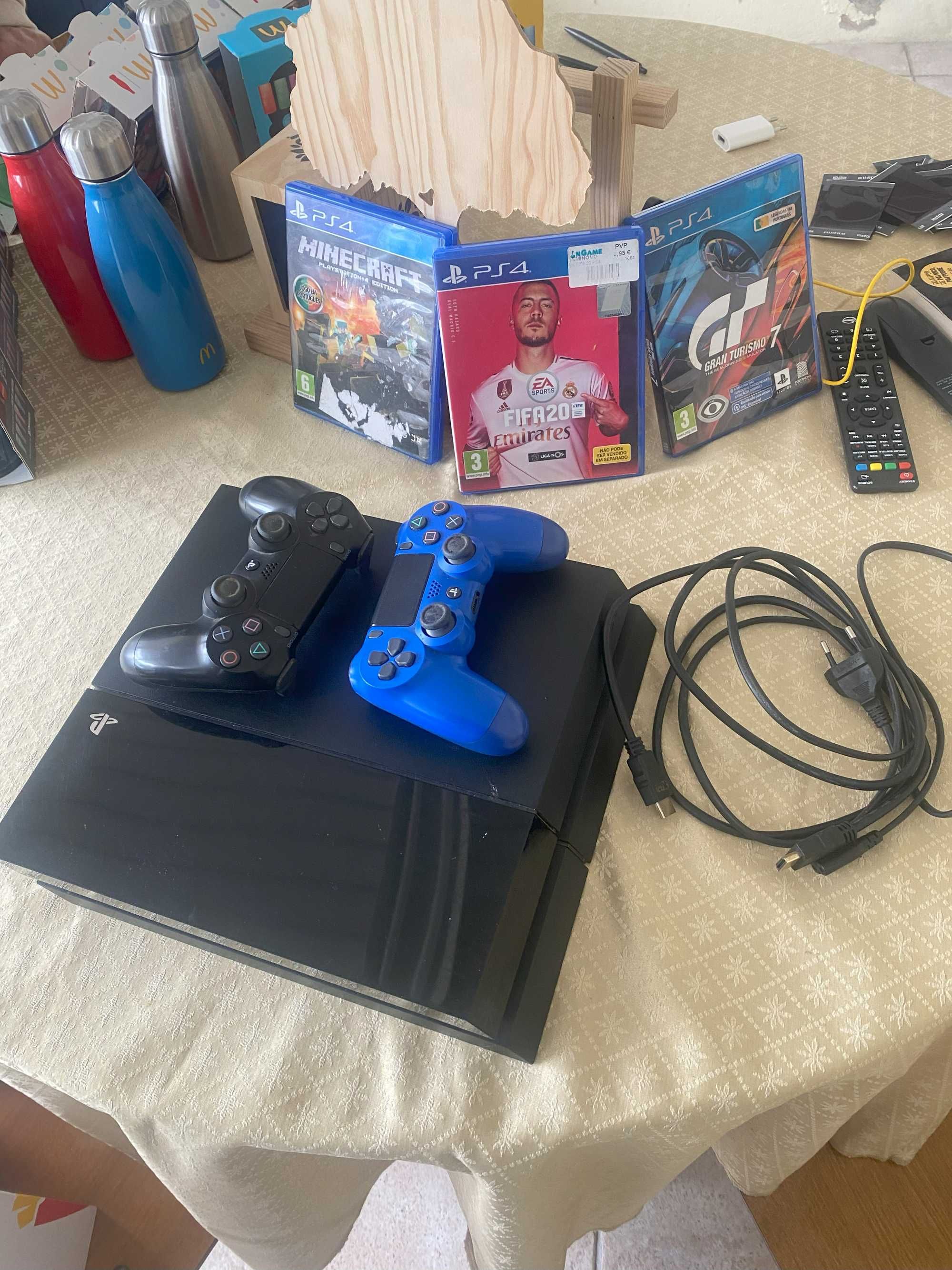 Playstation 4 com jogo e comandos