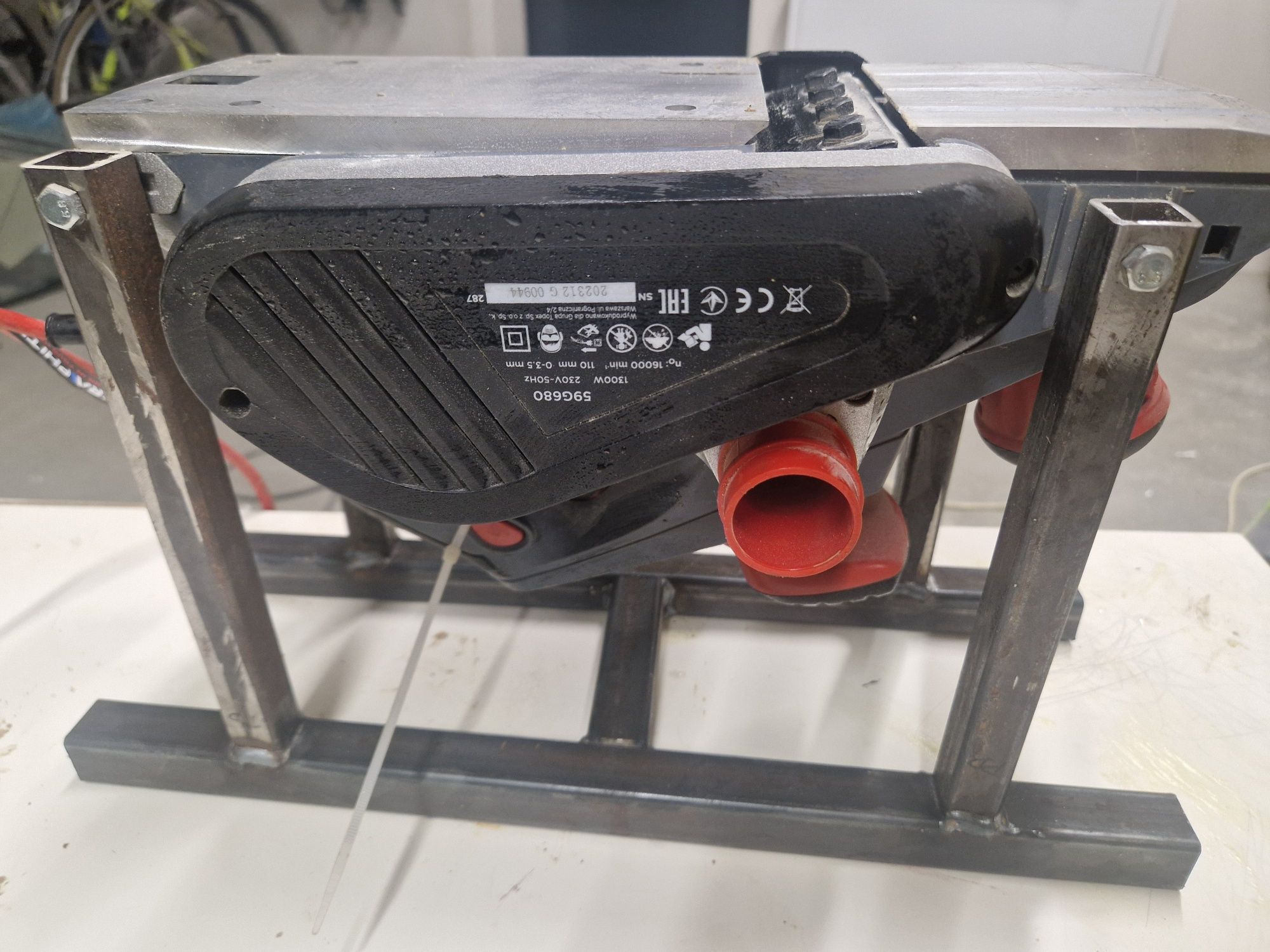 Strug elektryczny Graphite 1300W 59G680 + podstawka do strugania