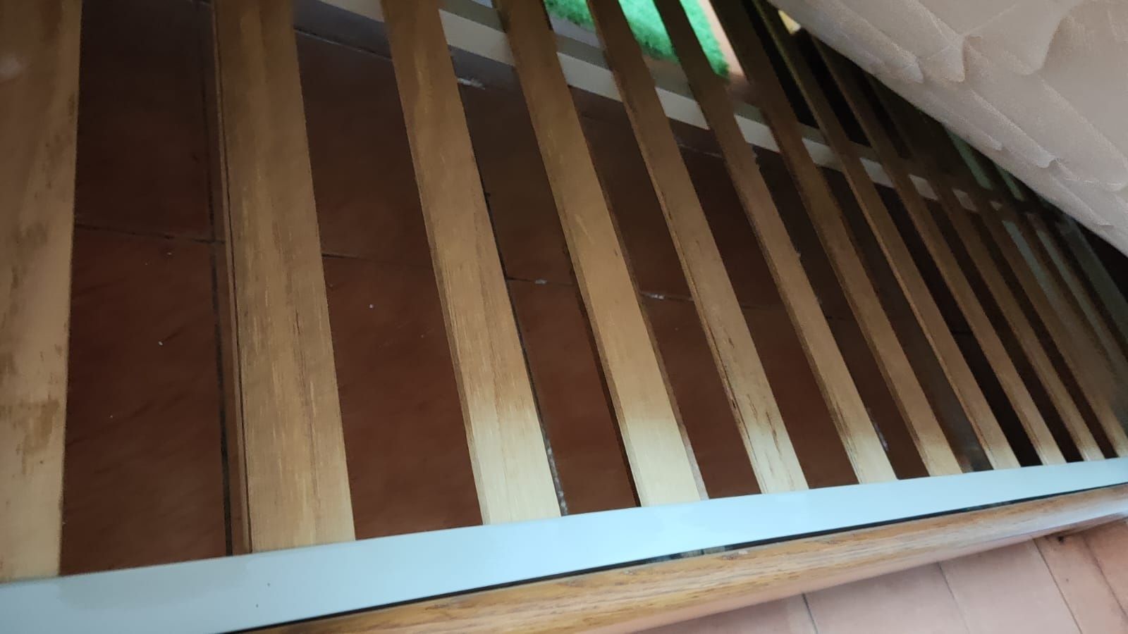 Conjunto de 2 camas de solteiro + mesa cabeceira