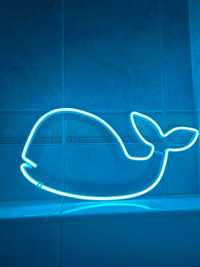 Niebieski neon wieloryb