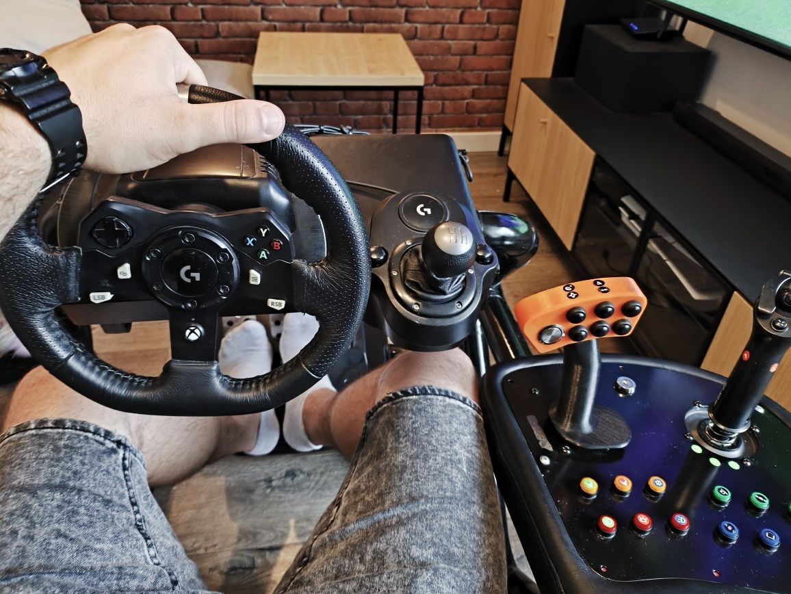 Symulator, stelaż z fotelem do simracingu. SIMrig