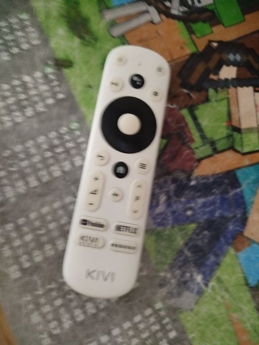 Телевізор KIVI з пультом та кріпленням ну з штативом в гарному стані