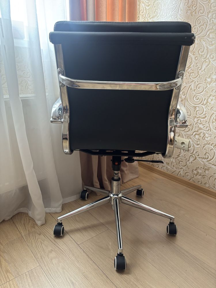 Крісло офісне з дуже хорошою зборкою