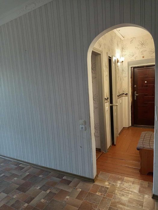 Продається простора 2-кімнатна квартира у цегляному будинку, готова до