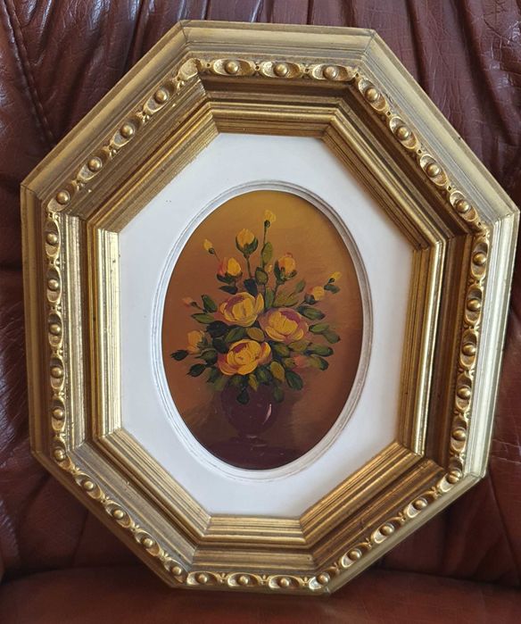 Quadro a óleo, tema floral, moldura octogonal dourada  e lavrada.