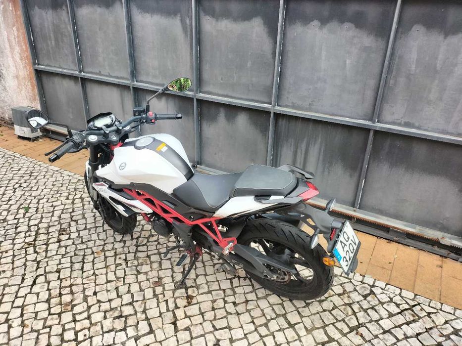 Benelli BN125 com topcase incluída