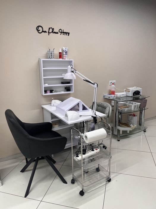 Здам робоче місце для майстра манікюру .