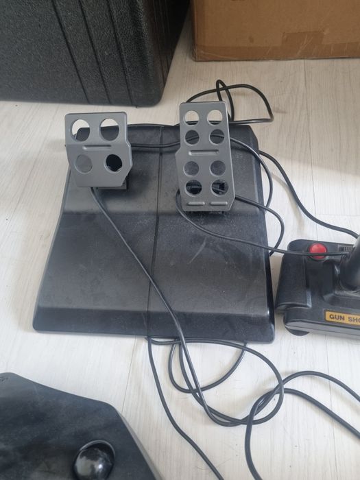 Logitech kierownica plus pedały plus dwa joysticki