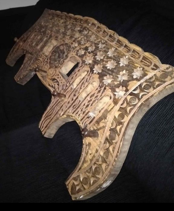 Cabide de parede em forma de canga, de madeira entalhada, com 5 suport