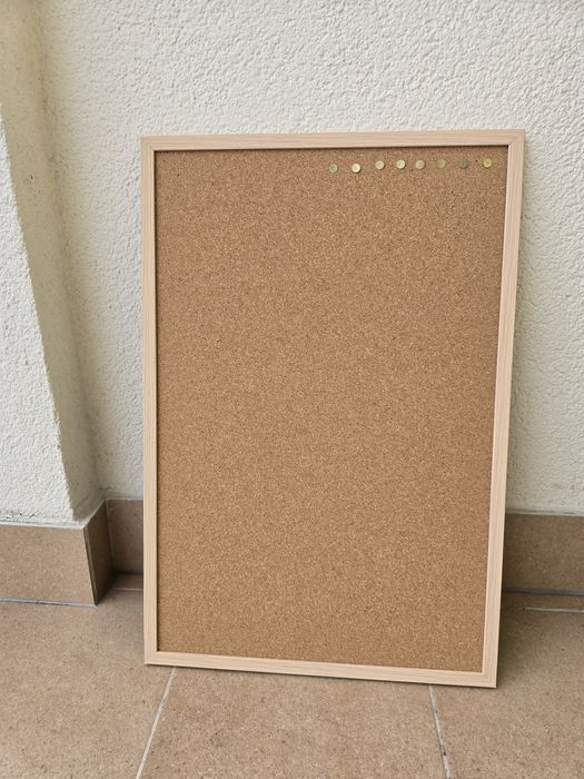Tablica korkowa w drewnianej ramie
