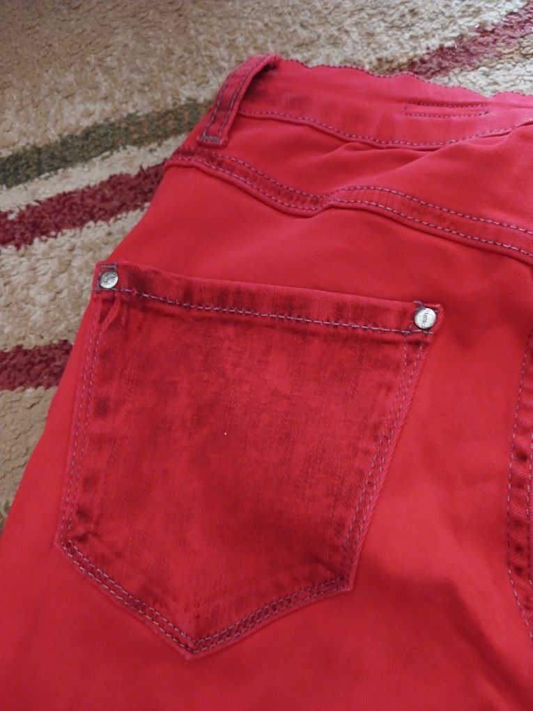 Червоні джинси зі стразами