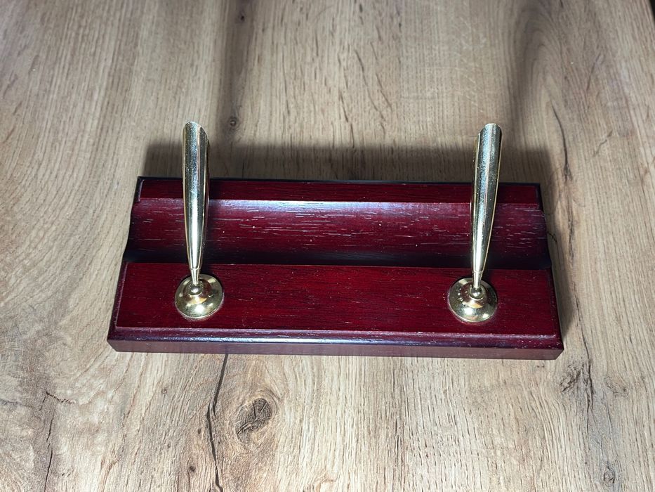 Підставка на стіл з натурального дерева для двох ручок Червоне дерево