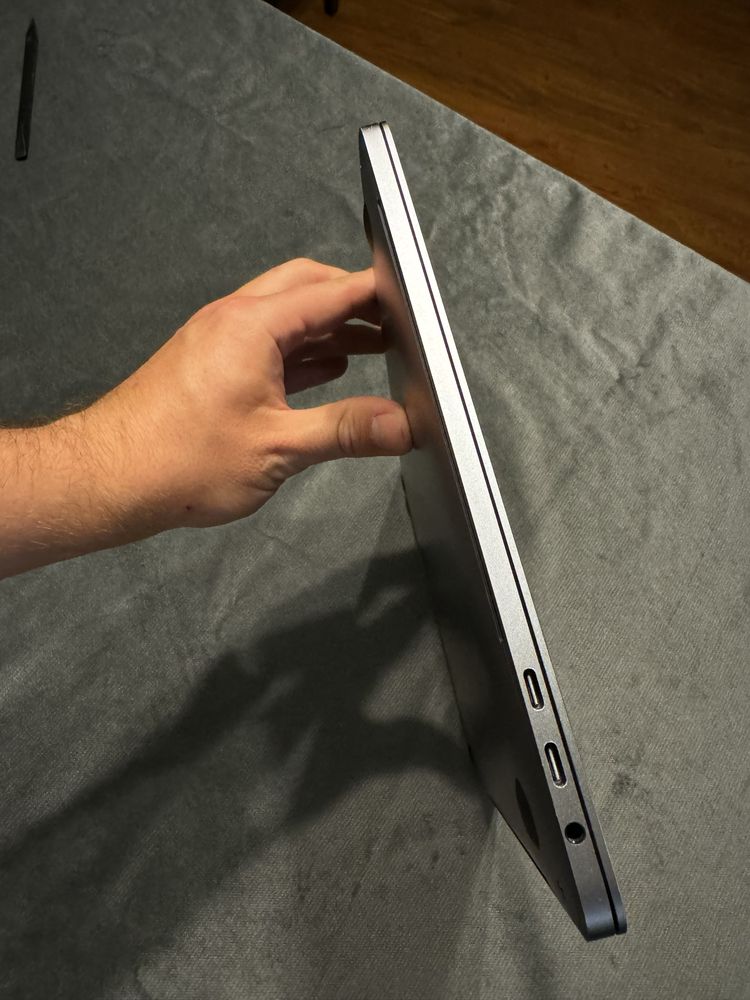 MacBook Pro 13" i5/8GB/256GB SSD 4x Thunderbolt 3, bateria 84 cykle