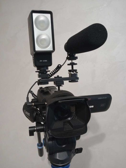 Відеокамера, штатив та світло