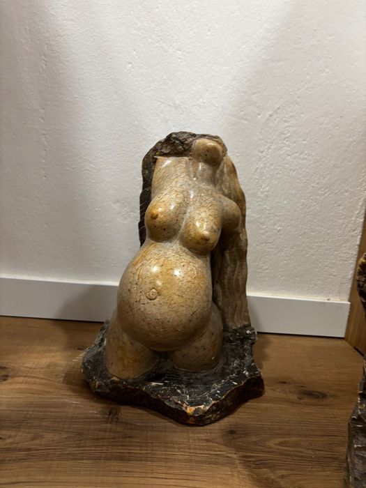 Duas estátuas em mármore 
Mulher grávida e busto de homem