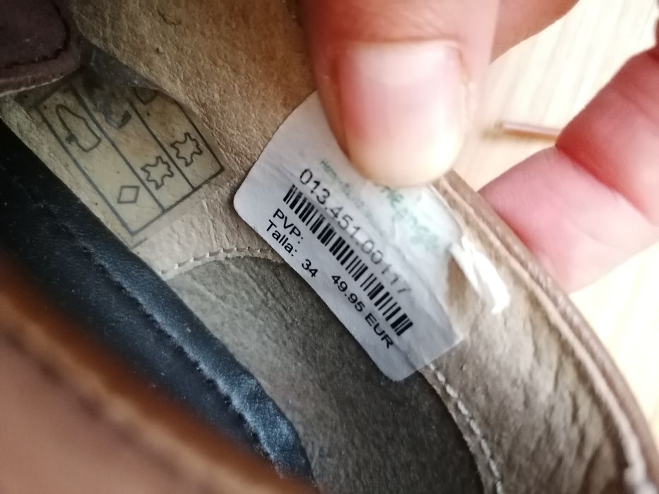 Sapatos novos em pele