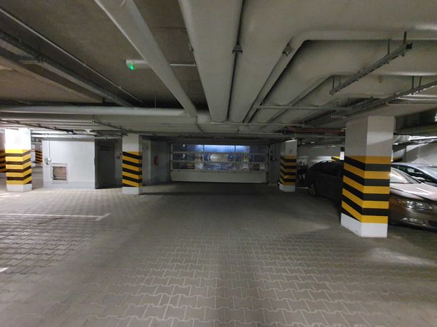 Duże miejsce parkingowe podziemne KARPIA