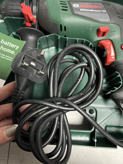 Дриль ударний Bosch UniversalImpact 700 у валізі Англія