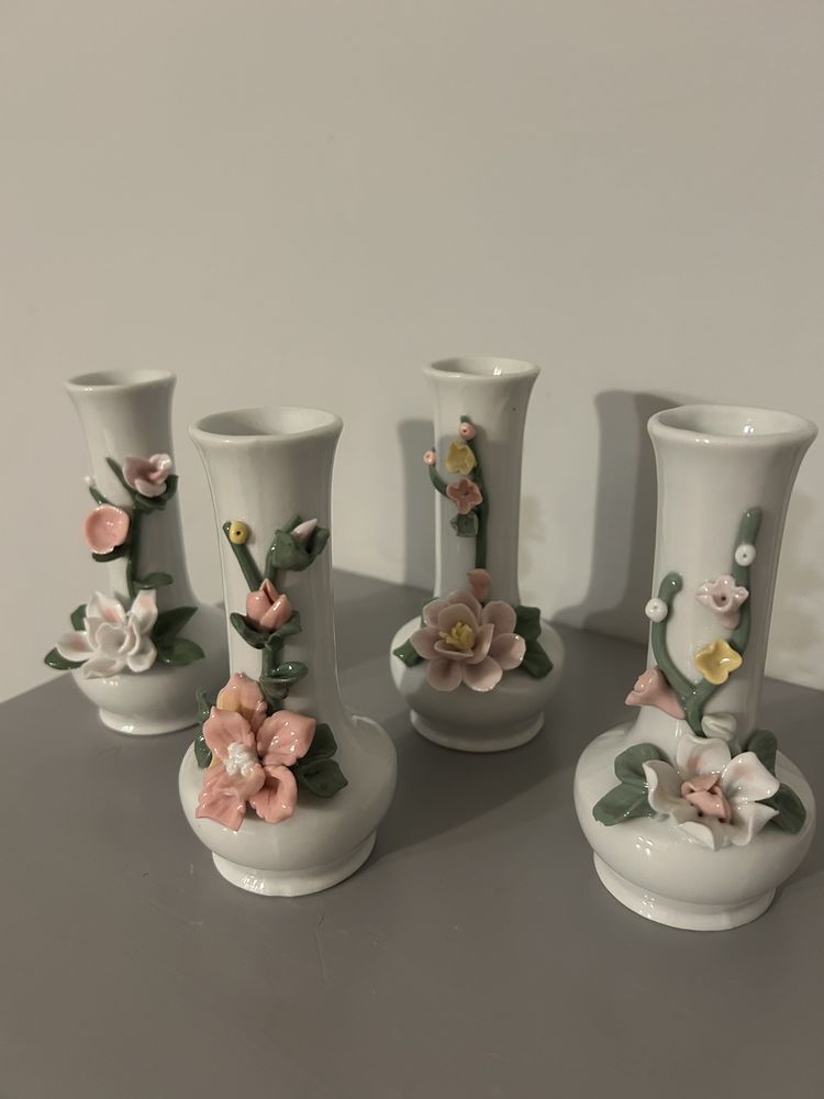 Zestaw wazoników porcelanowych