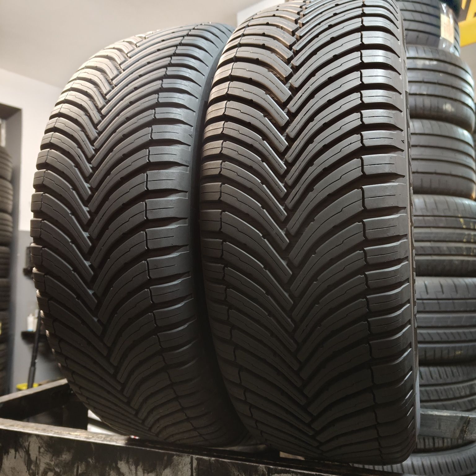 225/60/18 Sprzedam parę opon całorocznych Bridgestone