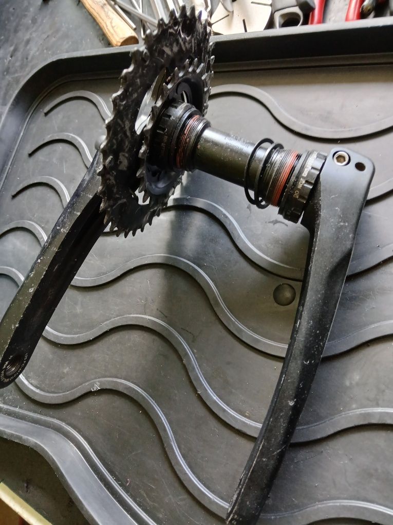 Korba Shimano mt 210 hollowtech II