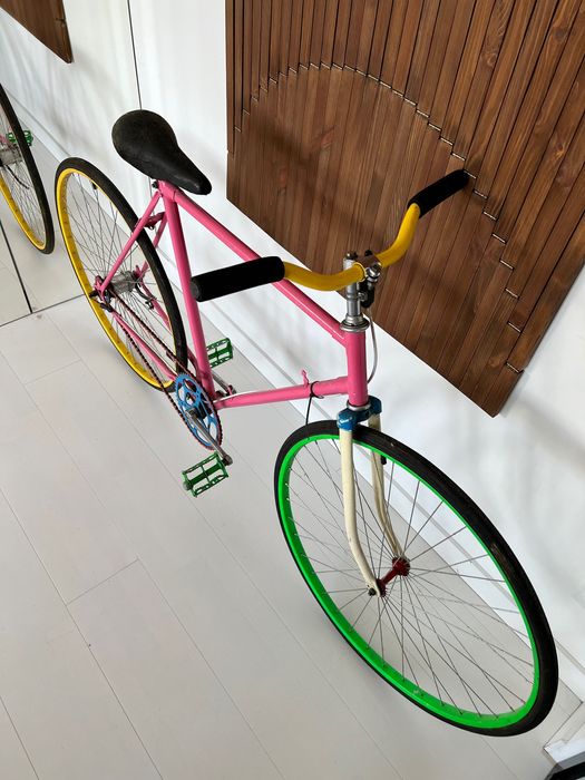 Kolorowy różowy rower single speed torpedo sachs 3.  Nie ostre koło