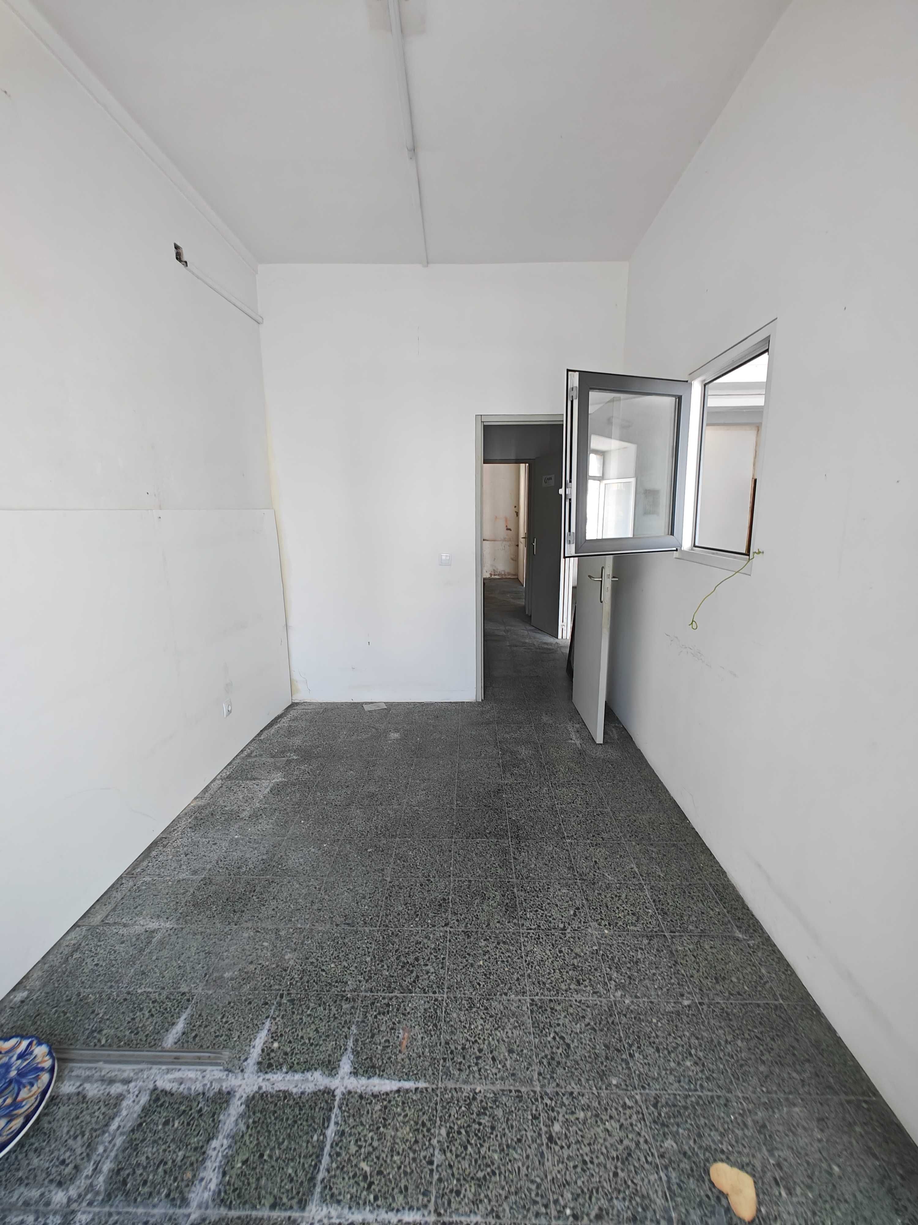 Arrenda-se loja com ~120m² no centro da vila