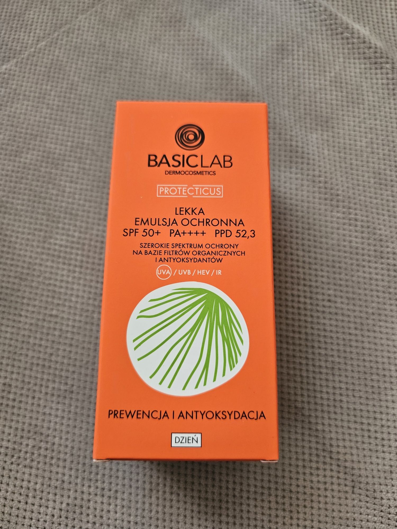 Basiclab Protecticus lekka emulsja do twarzy SPF50+, 50 ml