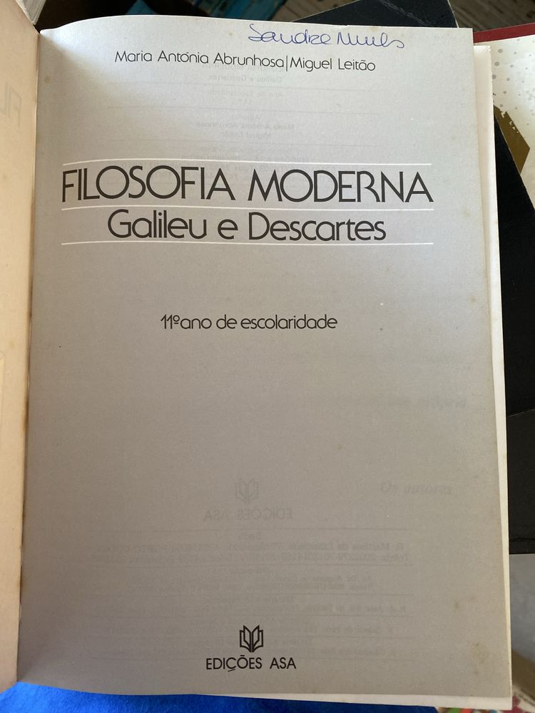 Livro de filosofia de 11.º ano antigo