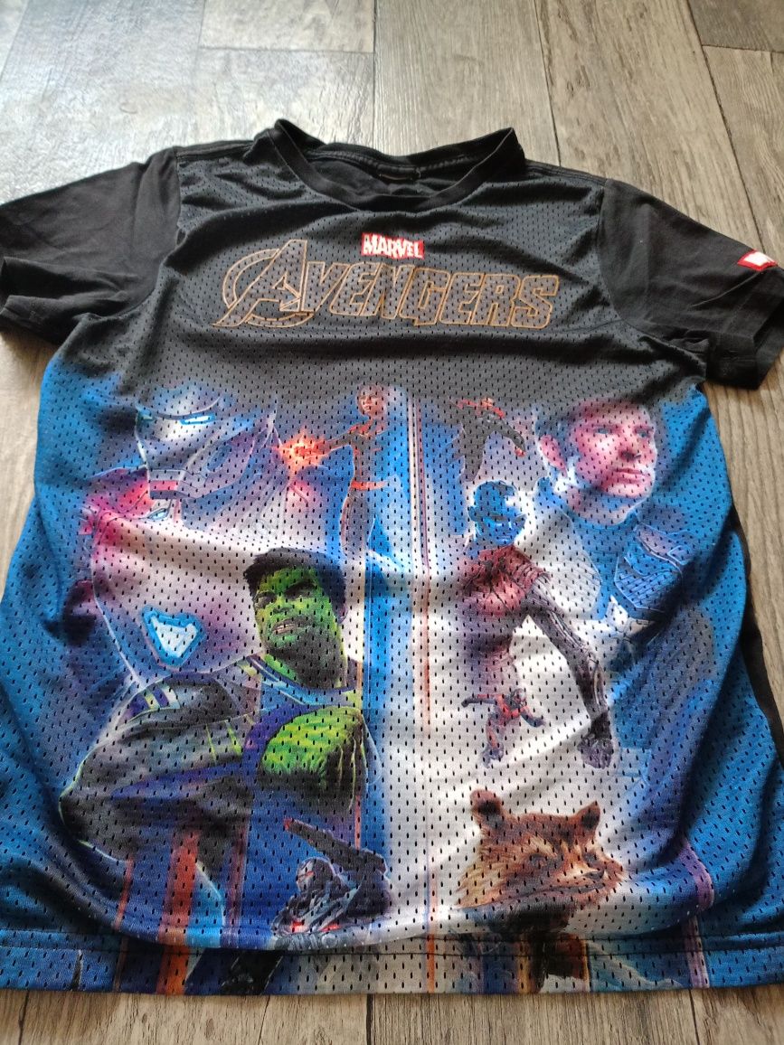 Sprzedam koszulkę chłopięca Avengers